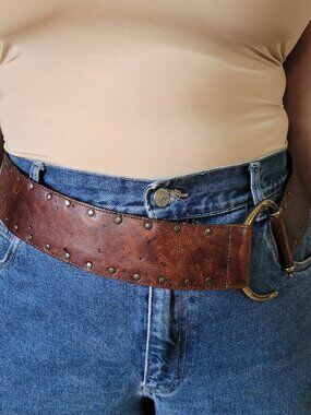 Y2k brown leather slung statement belt